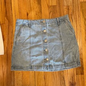 LIGHT WASH DENIM SKIRT.